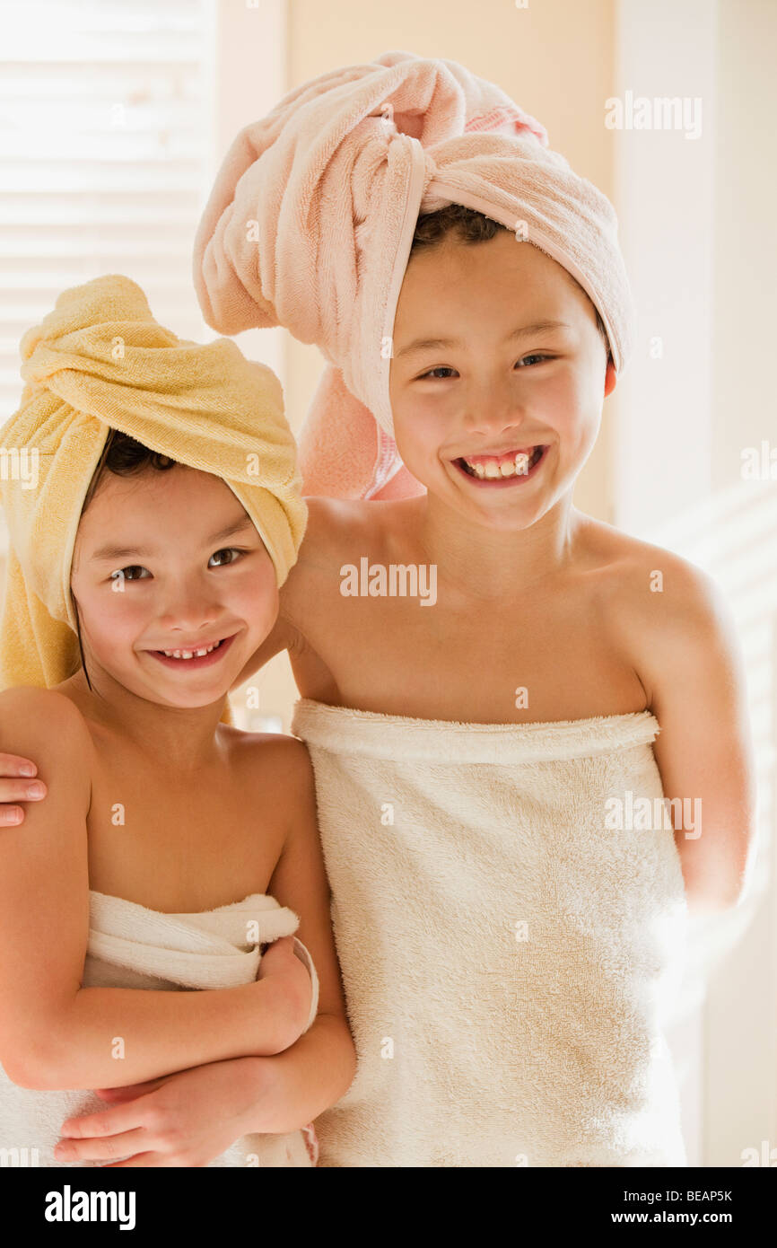 Ragazze avvolto in asciugamani Foto Stock