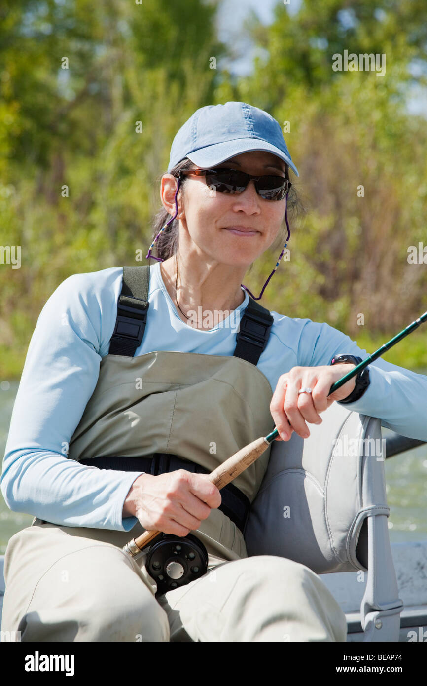 Giapponese donna americana azienda fly fishing pole Foto Stock