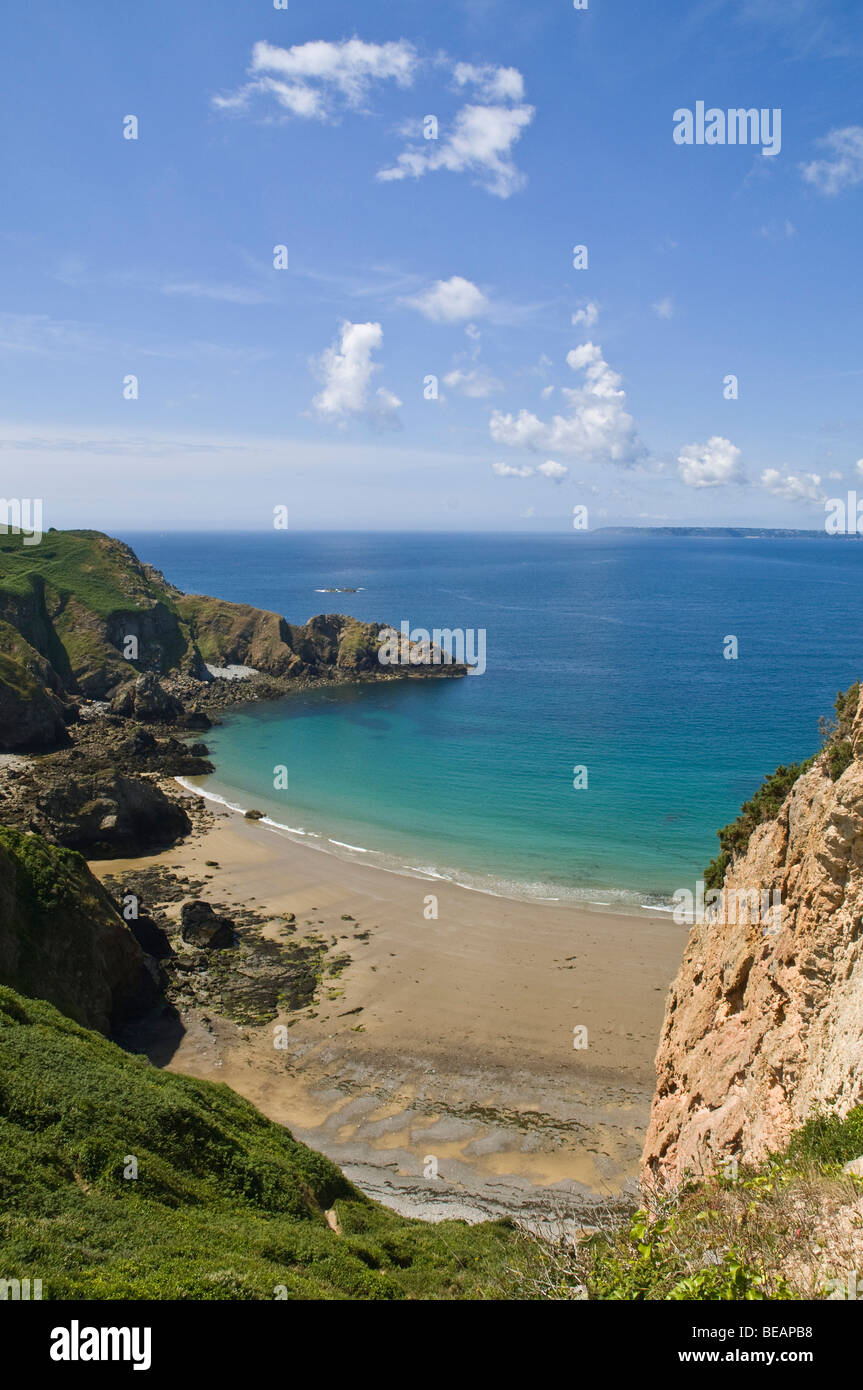 Dh La Grande Greve poco SARK SARK ISLAND VIEW da La Coupee spiaggia sabbiosa della baia delle Isole del Canale Foto Stock