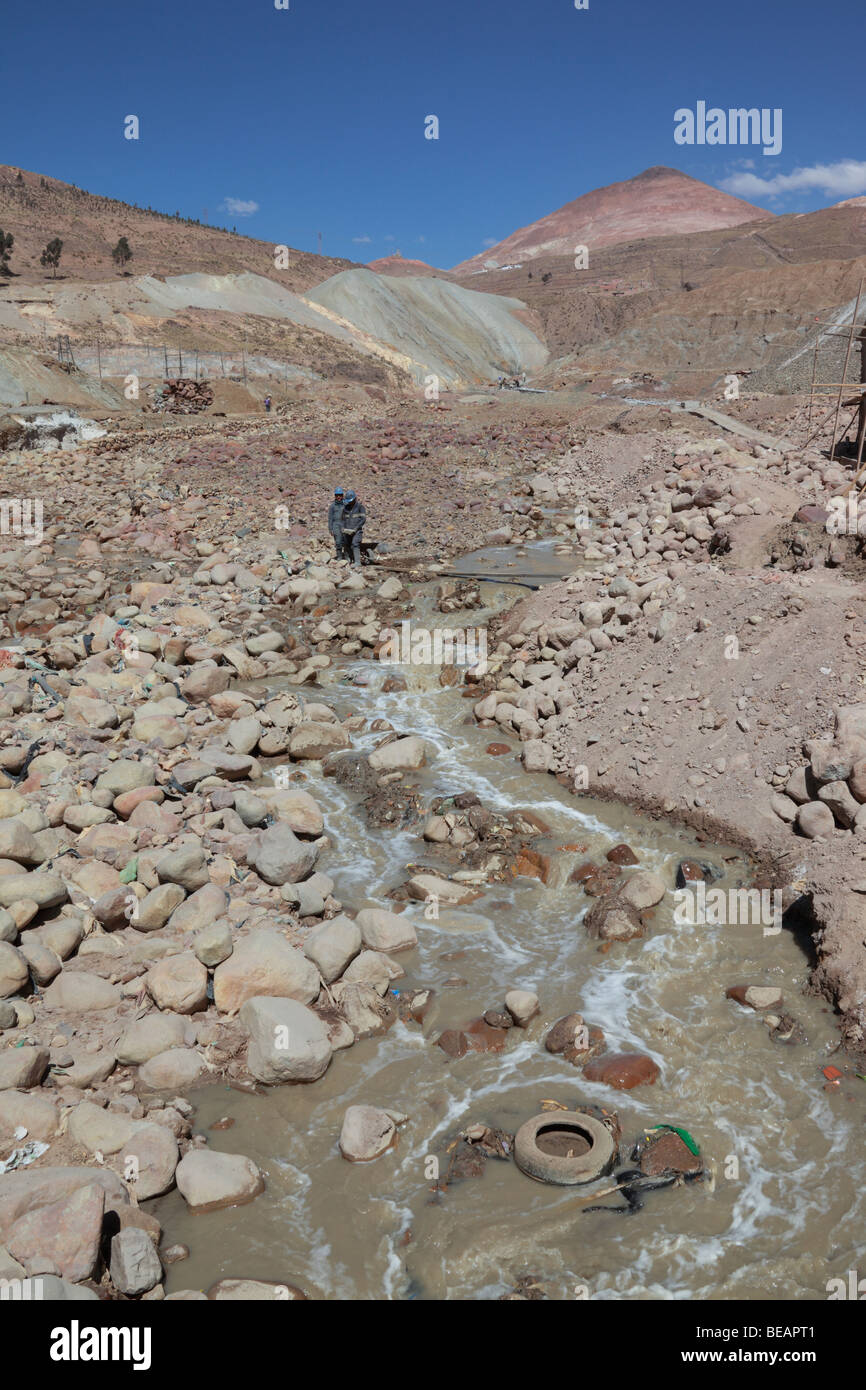 Torrente inquinato dall'attività mineraria e dalla lavorazione dei minerali, Cerro Rico in background, Potosi, Bolivia Foto Stock