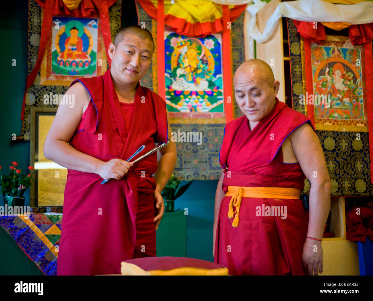 Monaci Tibetani Yeshi Choedup e VenoDhondup Tsering preparare per un buddista cerimonia religiosa - la creazione di un mandala di sabbia. Foto Stock