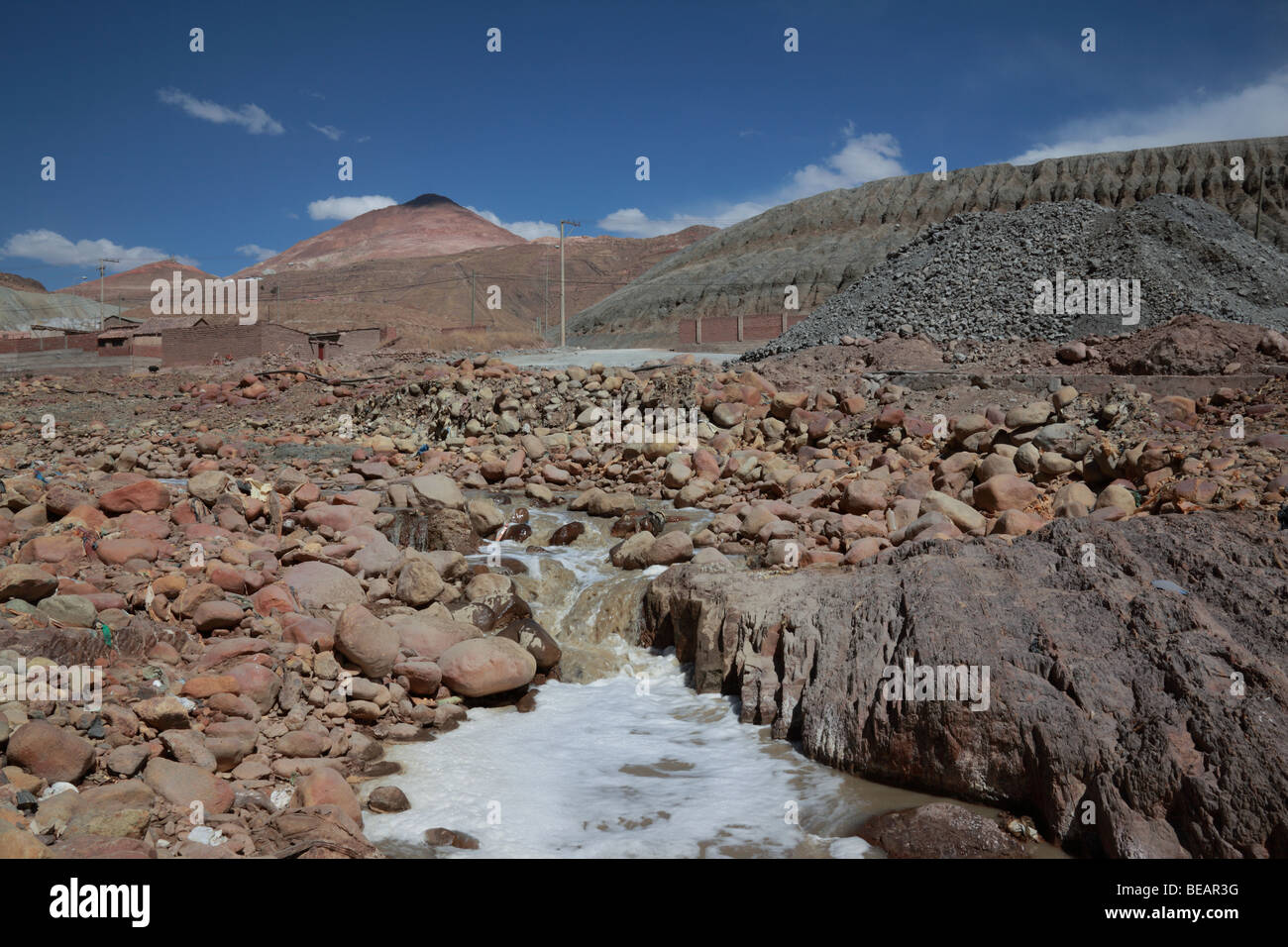 Torrente inquinato dall'attività mineraria e dalla lavorazione dei minerali, Cerro Rico in background, Potosi, Bolivia Foto Stock