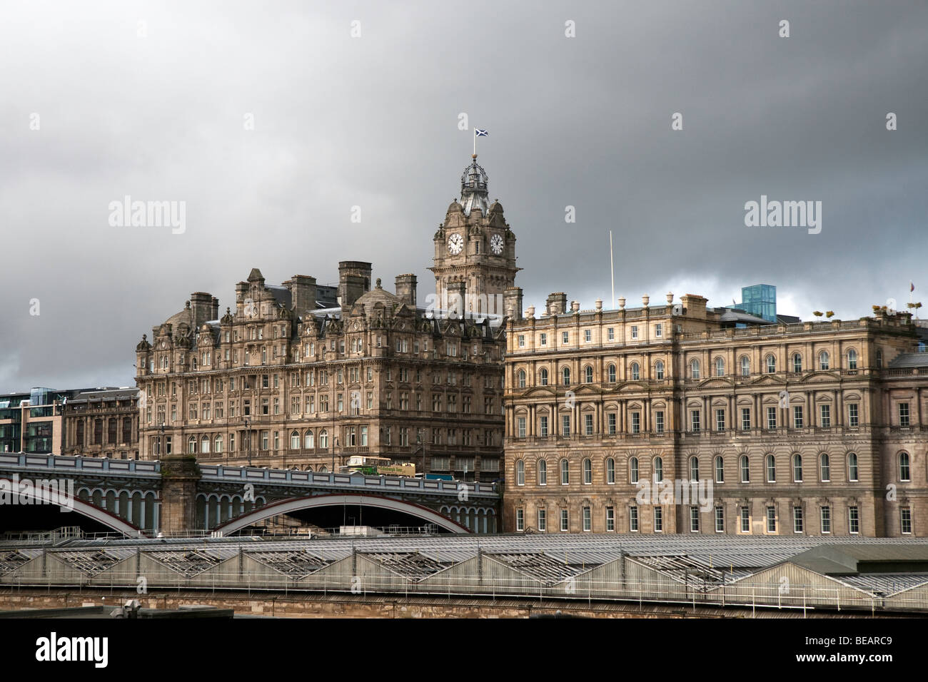Edinburgh North Bridge, Balmoral Hotel e il vecchio generale Post Office building. Una gita in autobus rigidi fino al ponte. Foto Stock