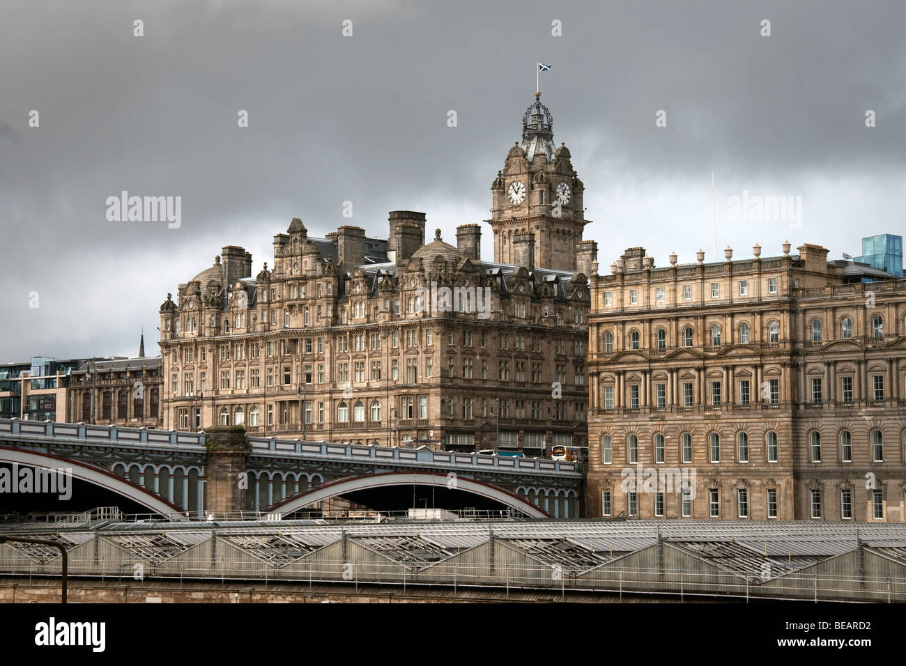 Edinburgh North Bridge, Balmoral Hotel e il vecchio generale Post Office building. Foto Stock