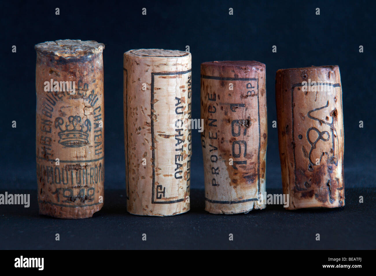 Tappi in sughero naturale di diverse età e lunghezze Foto Stock