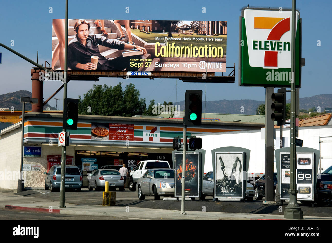 7-11 store con le insegne e cartelloni pubblicitari in Hollywood, CA Foto Stock