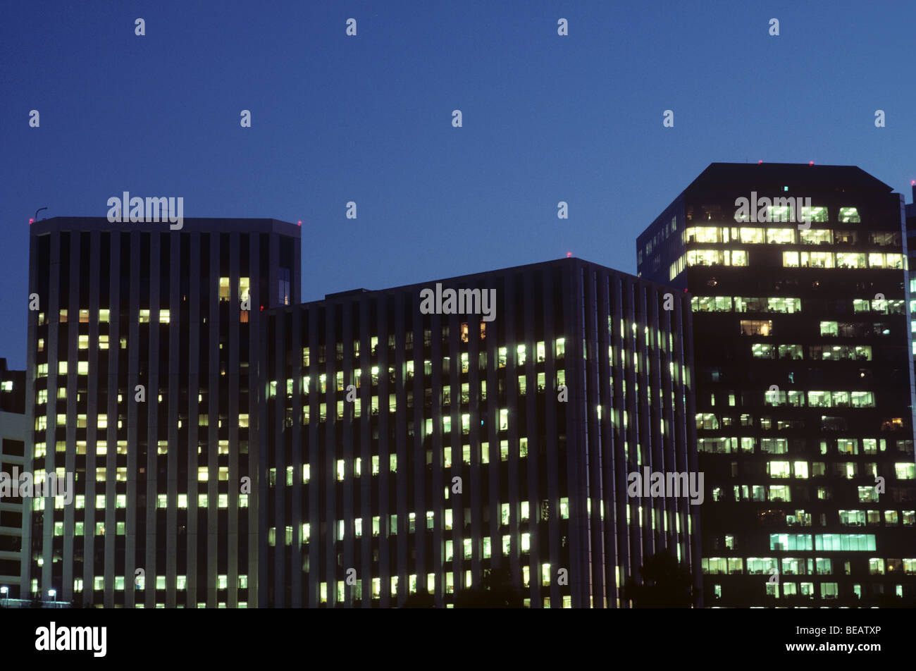 Edifici per uffici di notte Foto Stock