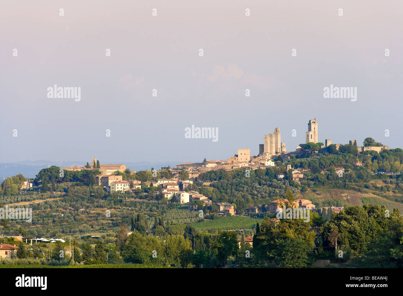 Nel tardo pomeriggio vista della città sulla collina di San Gimignano e sulla campagna circostante, Toscana, Italia Foto Stock Nel tardo pomeriggio vista della città sulla collina di San Gimignano e sulla campagna circostante, Toscana, Italia Foto Stock
