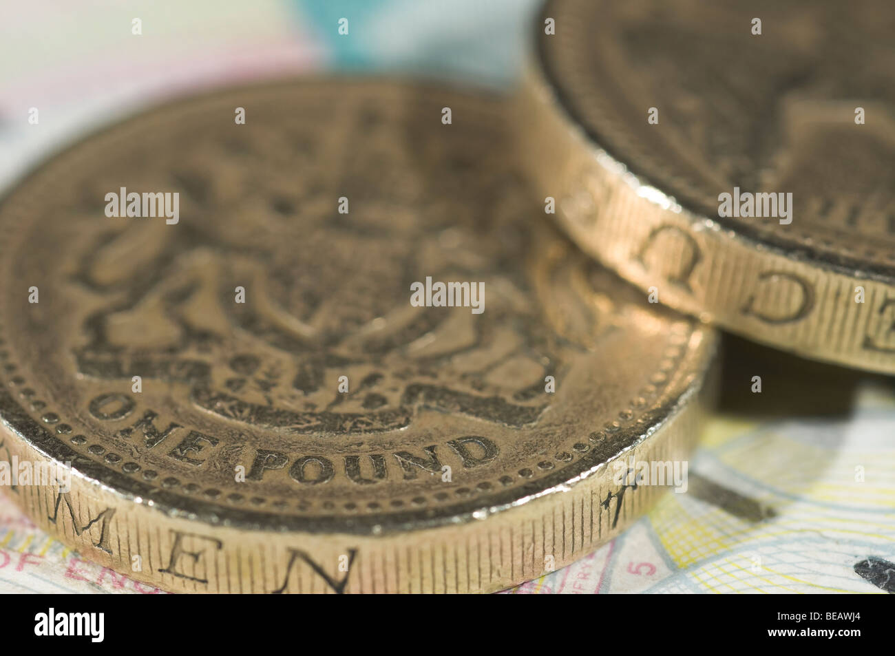 British una libbra di monete in appoggio su un cinque Pound nota Foto Stock