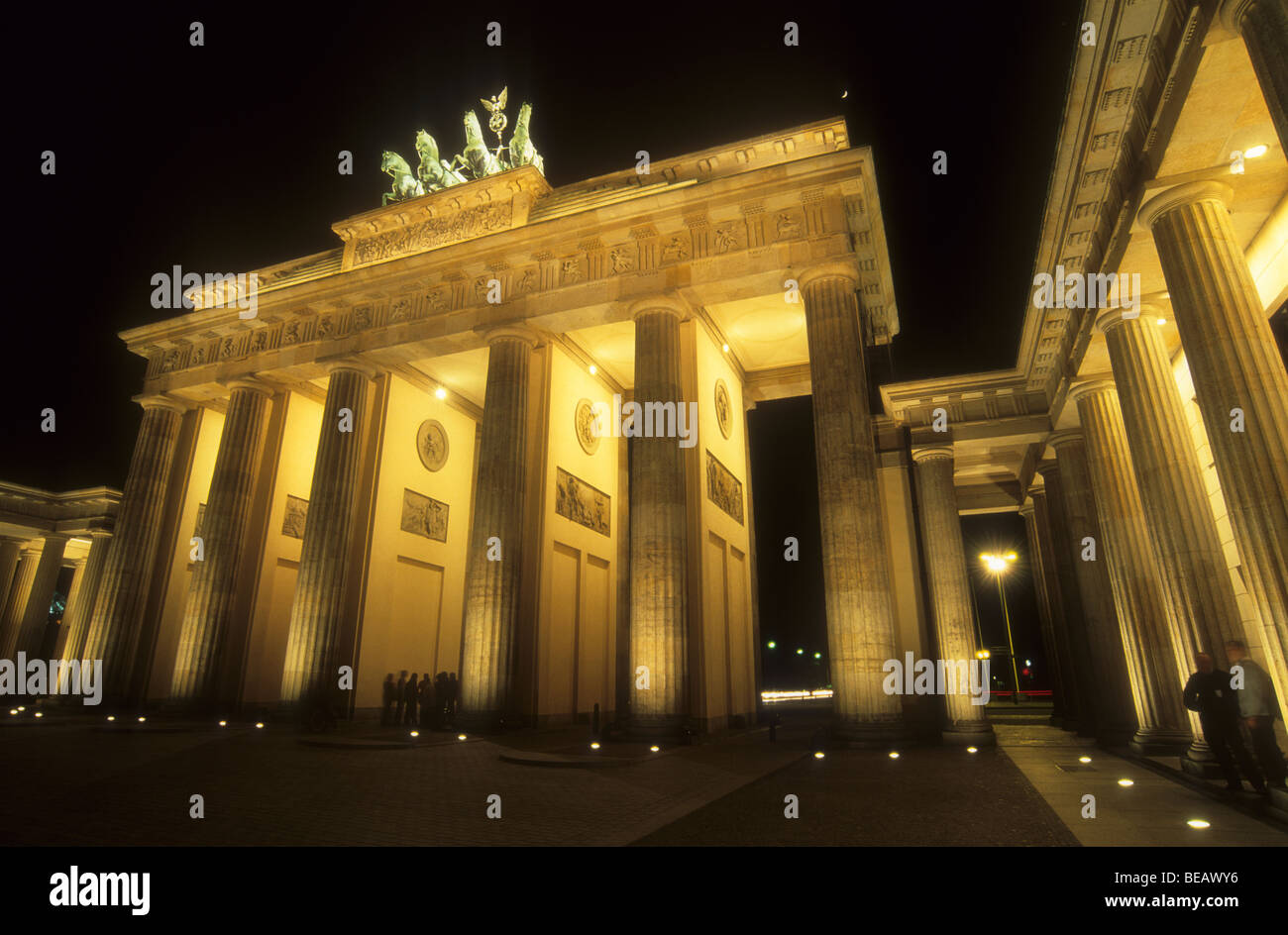La Porta di Brandeburgo a Berlino la notte, Germania Foto Stock