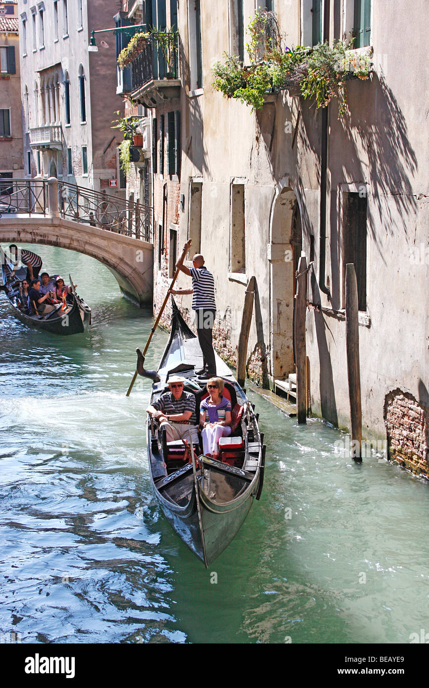 I turisti a Venezia godetevi un giro in un gondoliere attraverso i canali e i modi di acqua ,Italia Foto Stock