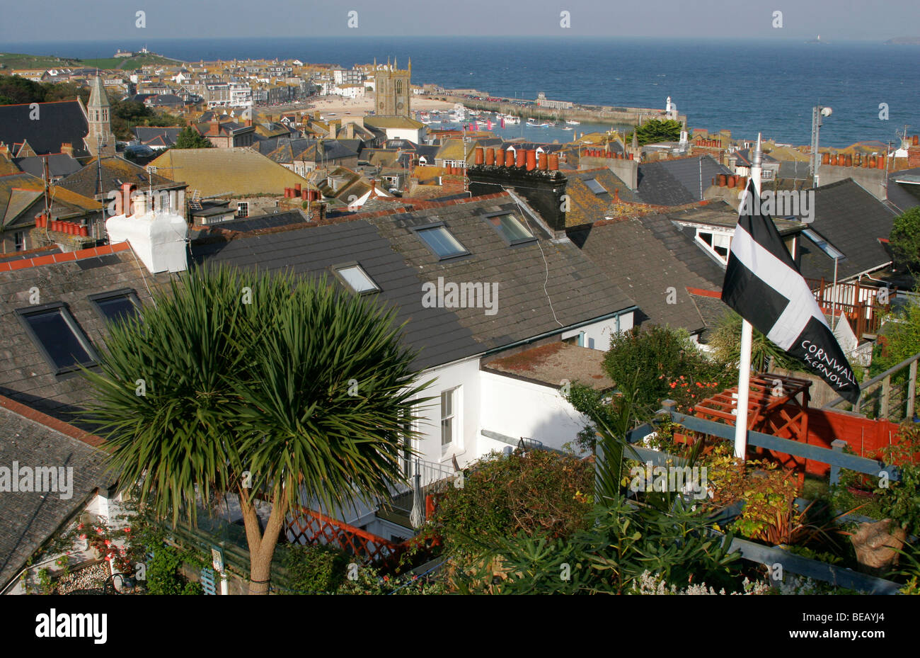 Una vista sul Cornish città di St Ives di fronte al porto e al di là di St Nicholas' cappella sull'isola Foto Stock