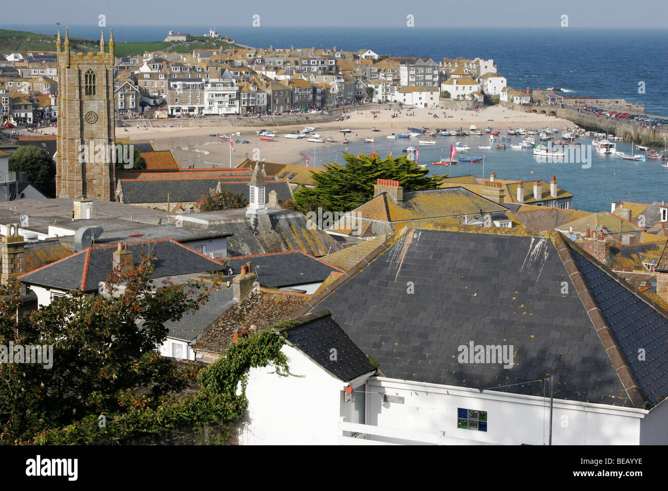 Una vista sul Cornish città di St Ives di fronte al porto e al di là di St Nicholas' cappella sull'isola Foto Stock