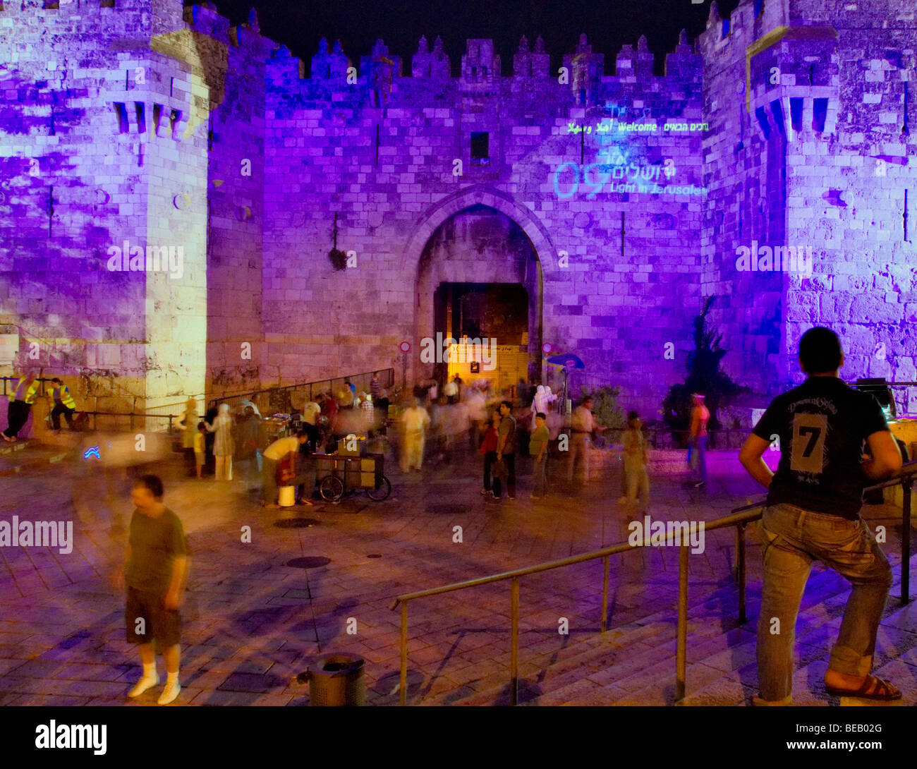 Israele. Koby Rosenthal 'Legenda del tempo" scultura di luce sul Sichem (Nablus) gate, a Gerusalemme del Festival della luce 2009 Foto Stock