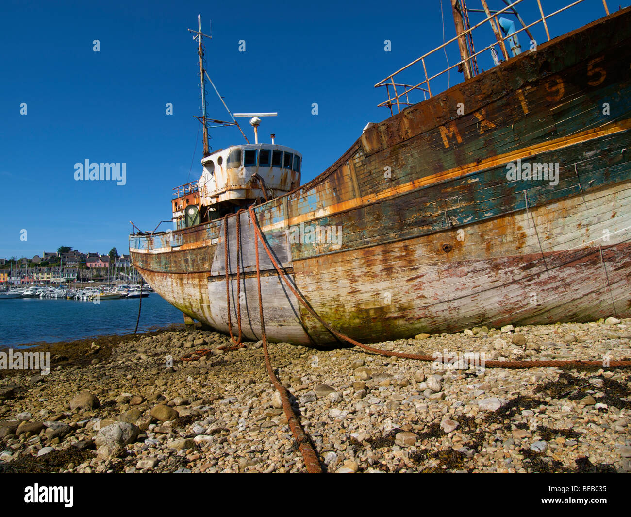 Relitto colorati di un fishingboat sulla riva a Camaret sur mer, Bretagna Francia Foto Stock