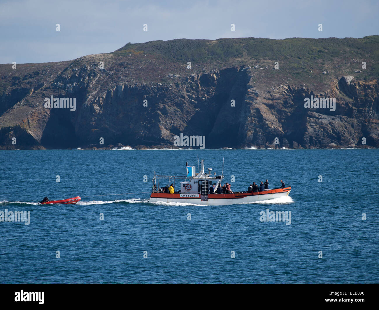 Barca con immersioni subacquei di ritorno da una spedizione sull'Oceano Atlantico al porto di Camaret sur Mer in Bretagna, Francia Foto Stock