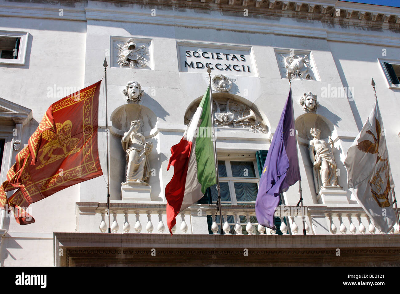 Bandiere che sventolano fuori del Teatro La Fenice,l'Venezia Opera House , Italia Foto Stock
