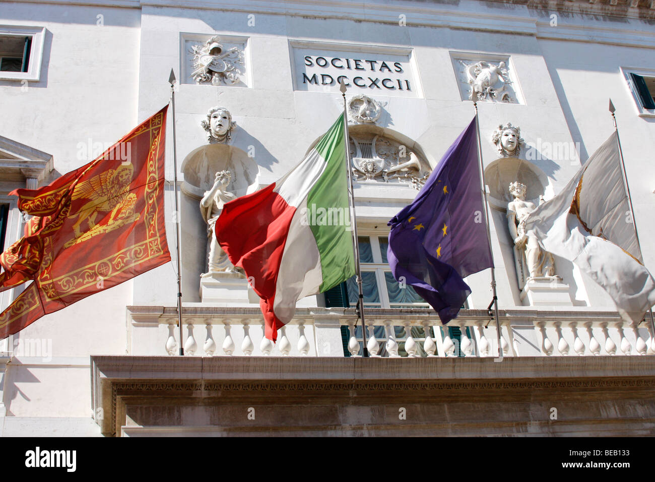 Bandiere che sventolano fuori del Teatro La Fenice,l'Venezia Opera House , Italia Foto Stock