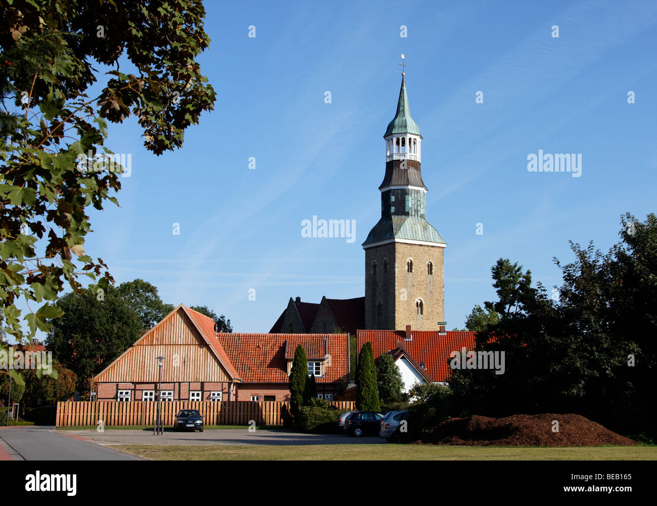 Il XIII secolo la chiesa parrocchiale di San Silvestro in Quakenbrück, Bassa Sassonia (Germania del Nord), contro un cielo a strisce Foto Stock