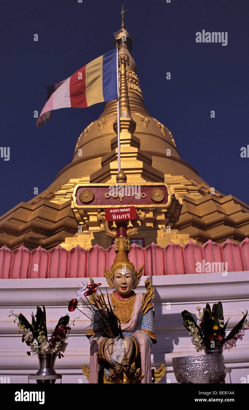 Tempio Schwedagon,Tachileik,Birmania, con Buddist statua. Foto Stock