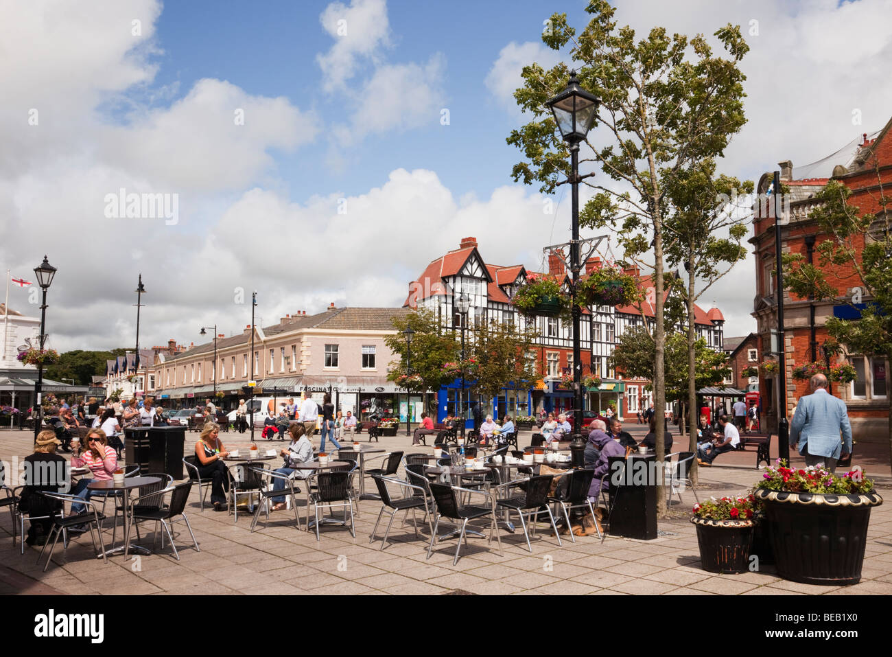 Clifton Square, Lytham St Annes, Lancashire, Inghilterra, Regno Unito. Persone pasti fuori in pavement cafe Foto Stock