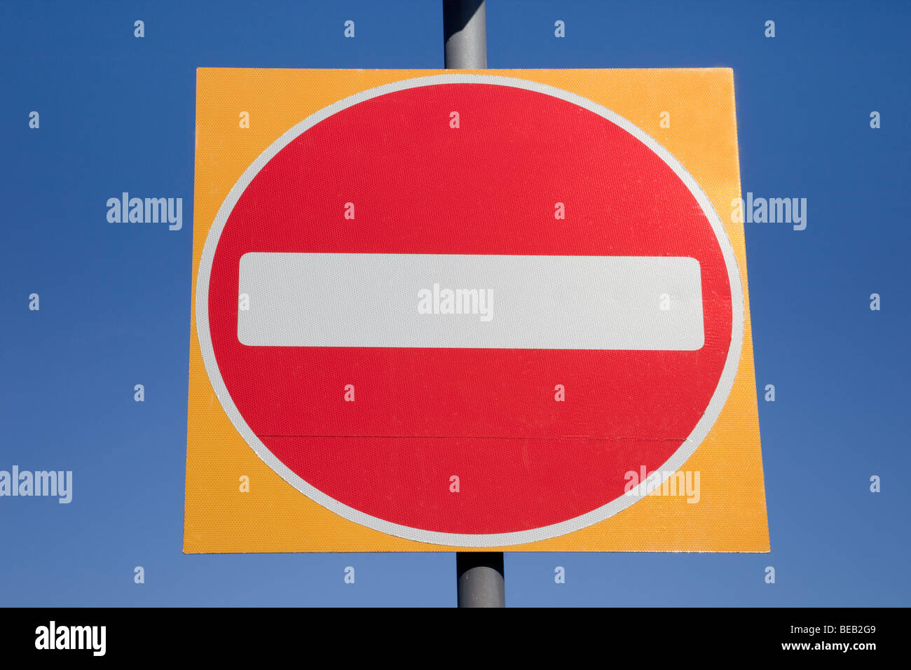 Nessuna voce cartello stradale isolato su un cielo blu. Inghilterra, Regno Unito, Gran Bretagna Foto Stock