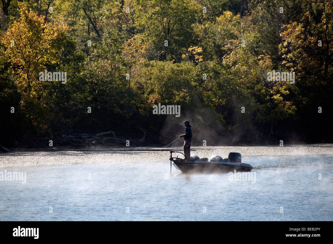 La pesca di bassi sul Canale Erie. Foto Stock