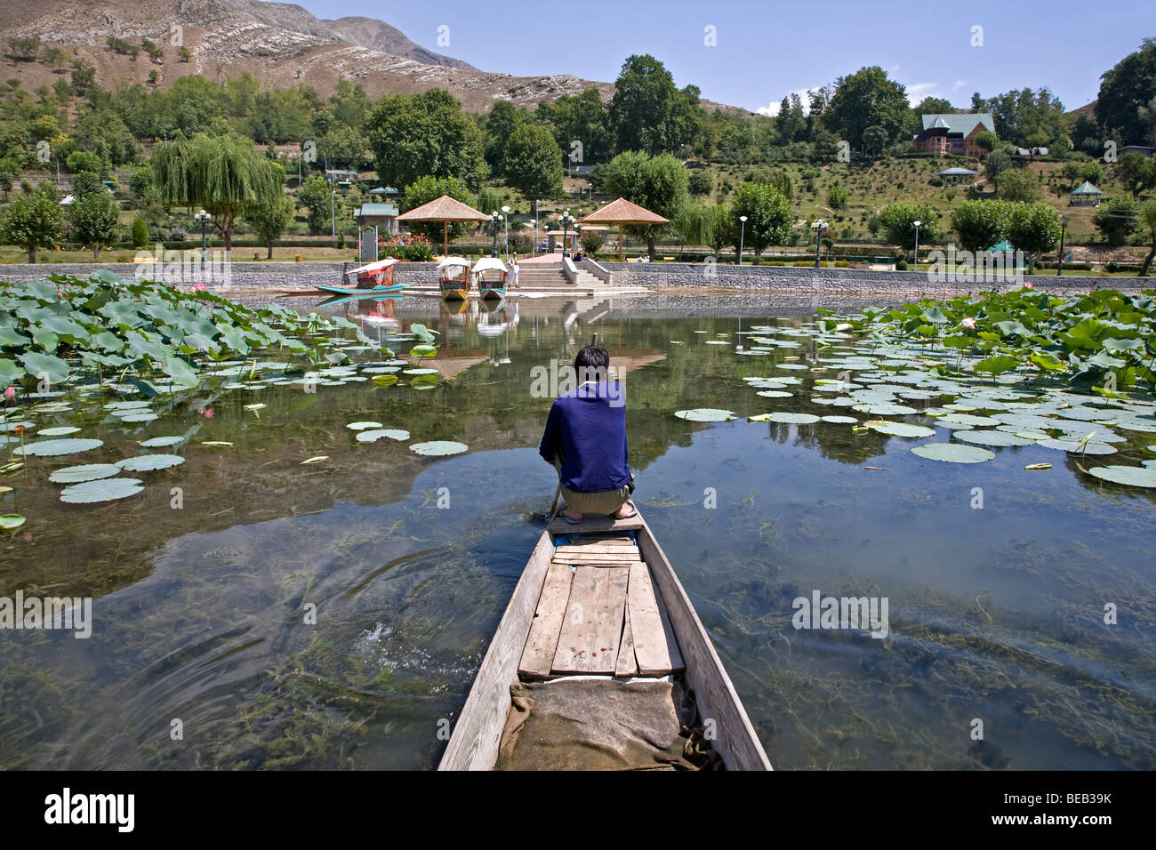 Pagaiando una barca tradizionale (shikara). Manasbal Lago. Il Kashmir. India Foto Stock