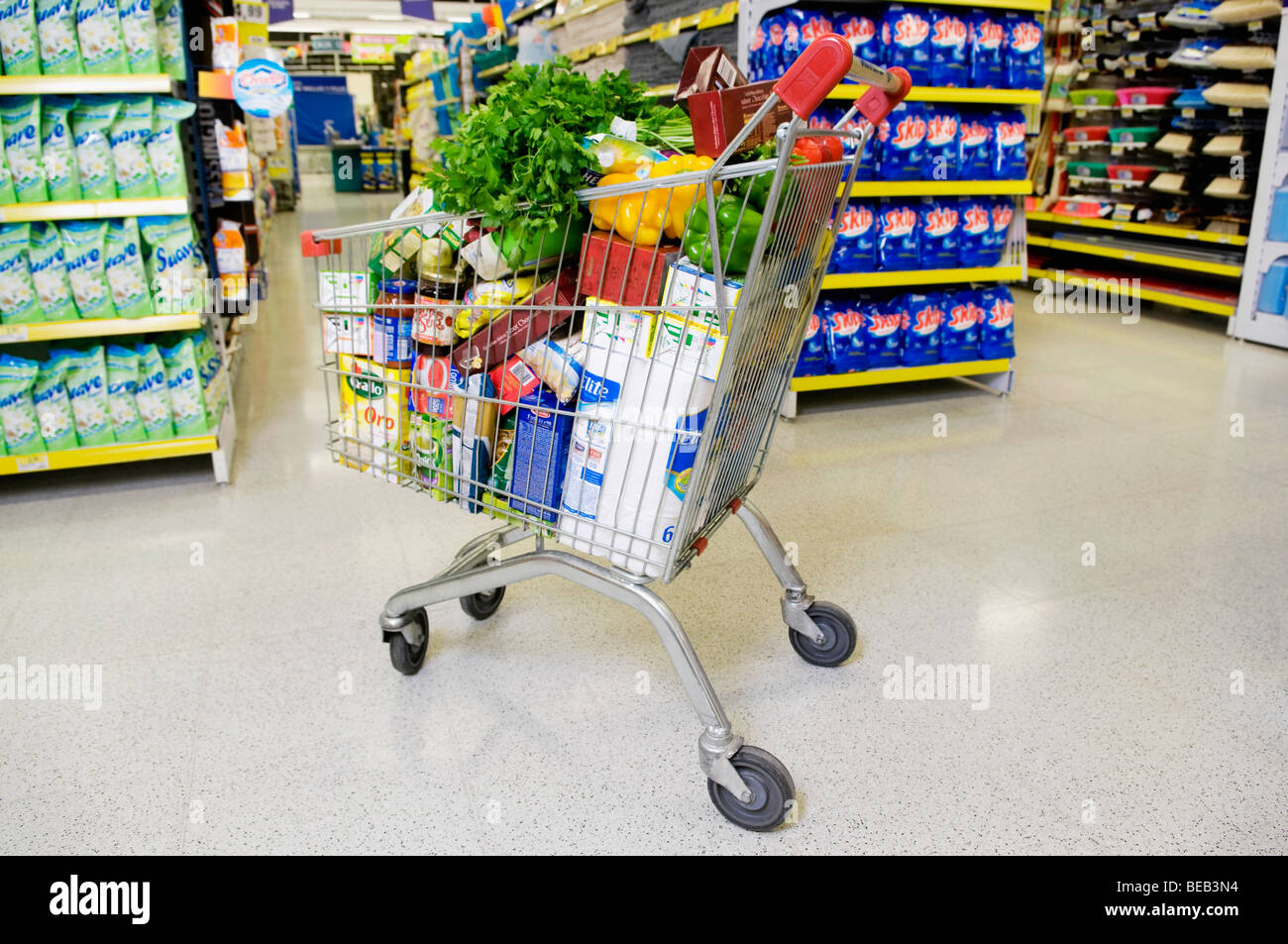 Carrello pieno di negozi di generi alimentari in un supermercato Foto Stock