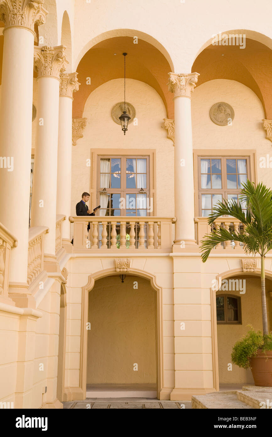 Imprenditore in piedi al balcone, Biltmore Hotel Coral Gables, Florida, Stati Uniti d'America Foto Stock