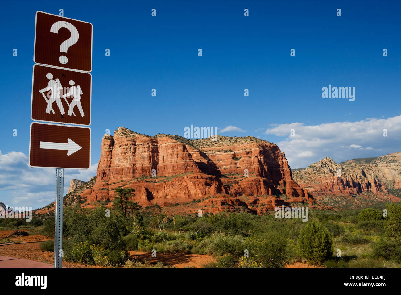 Sentiero escursionistico cartello stradale in un campo con formazioni rocciose in background, Sedona, in Arizona, Stati Uniti d'America Foto Stock