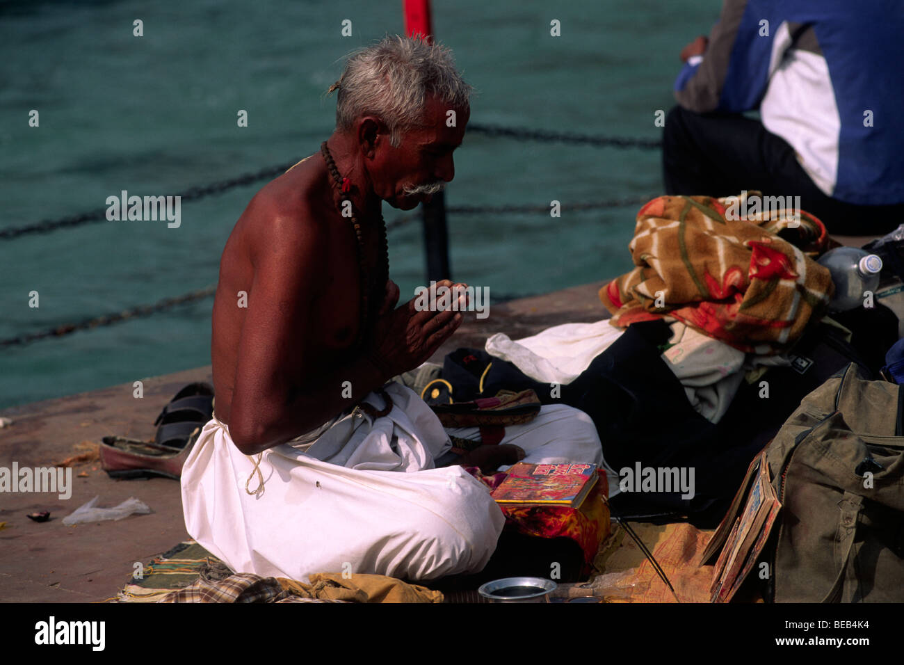 India, Uttarakhand, Haridwar, fiume Gange, uomo che prega Foto Stock