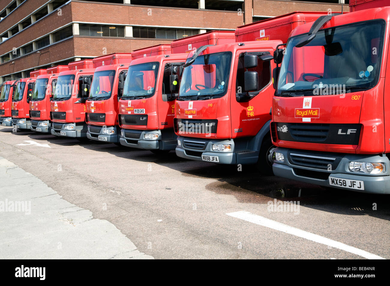 Royal Mail di autocarri in linea Foto Stock