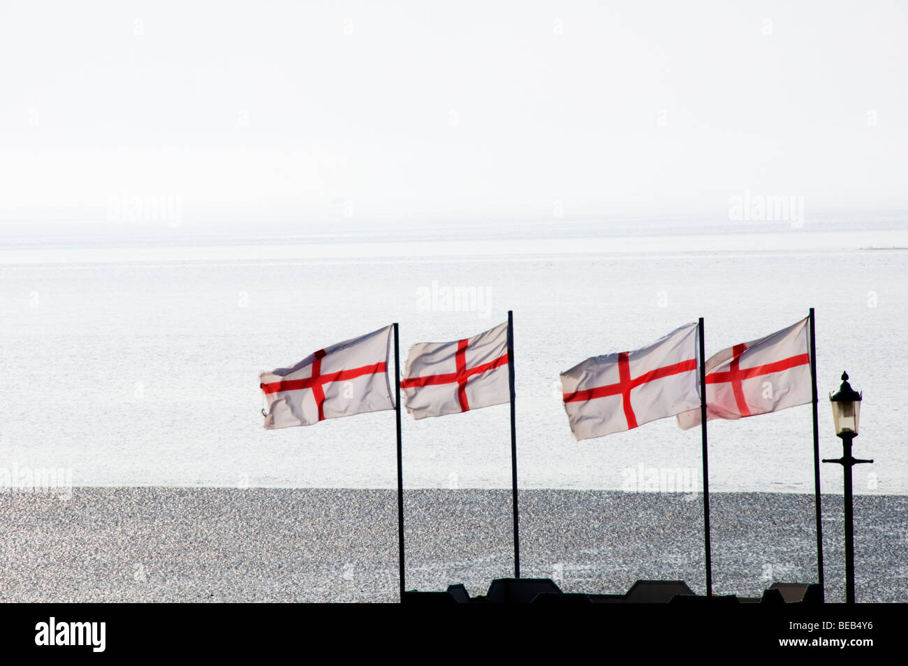 Bandiere di St George battenti presso la costa inglese Foto Stock