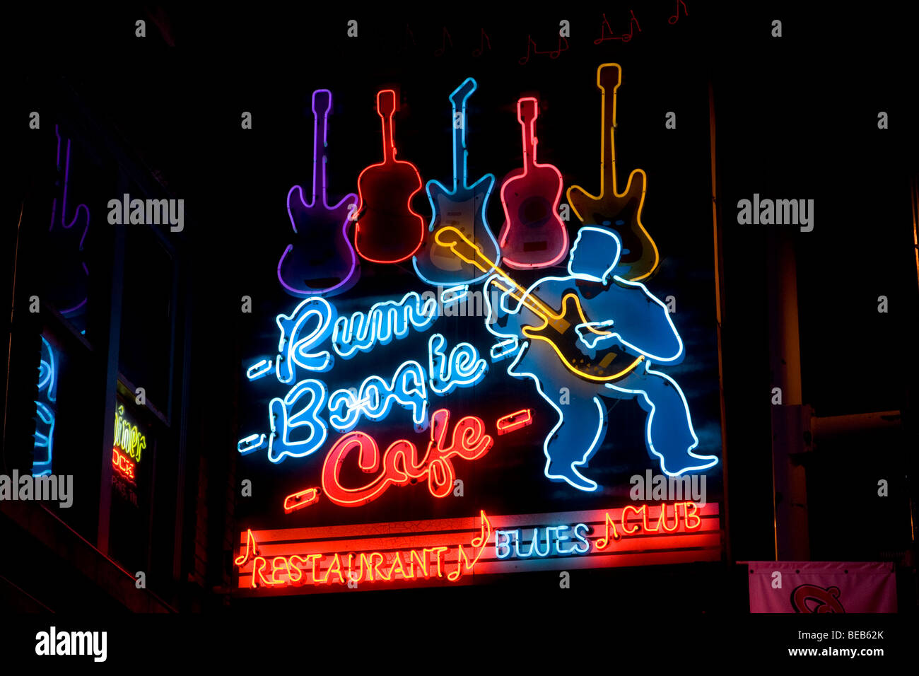 Il Rum Boogie Cafe Restaurant & Blues Club insegna al neon di notte, Beale St, Memphis, Tennessee, Stati Uniti d'America Foto Stock