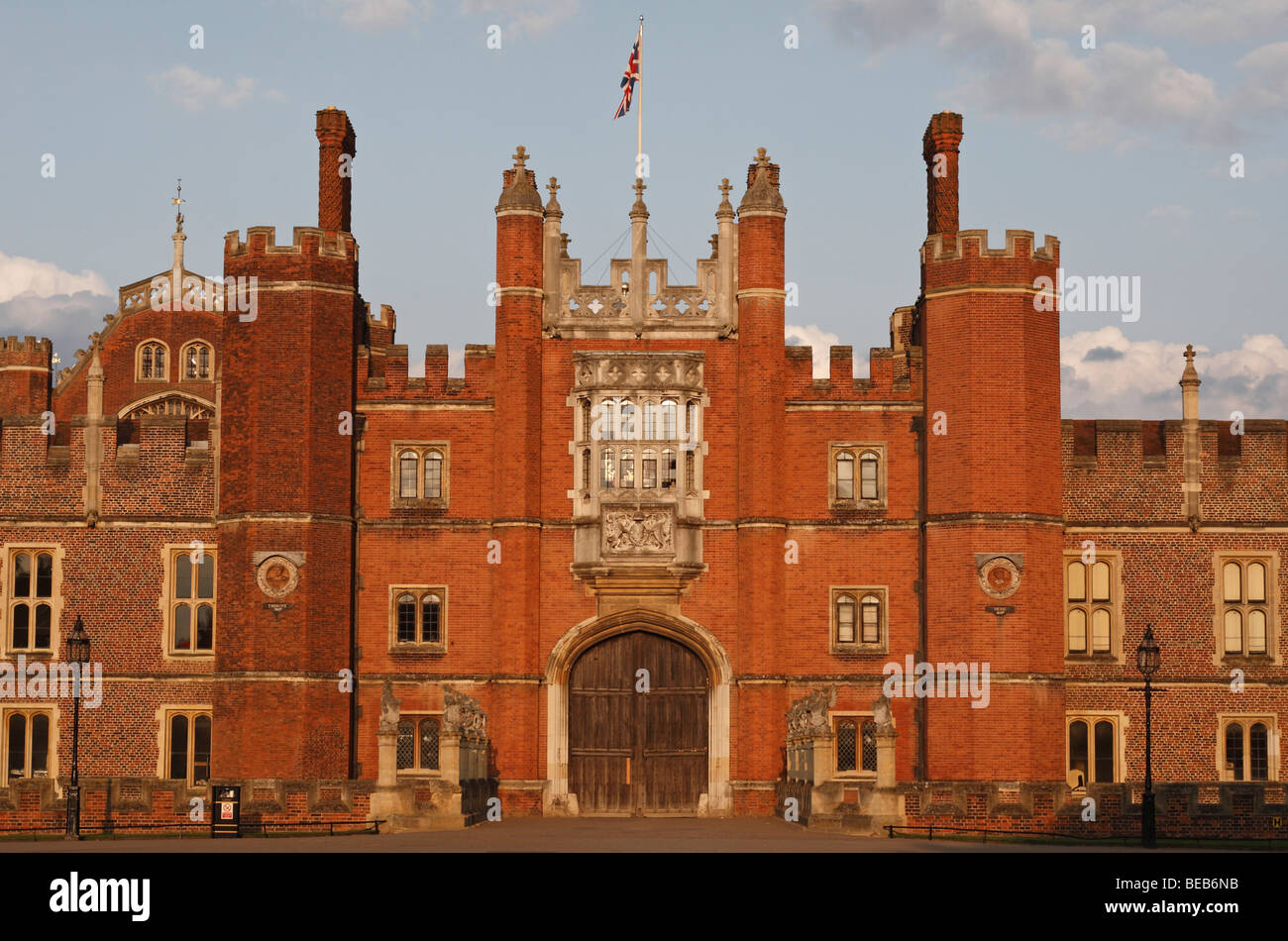 Il sole splende entrata principale a Hampton Court Palace, Surrey, Regno Unito su una bella sera d'estate. Foto Stock
