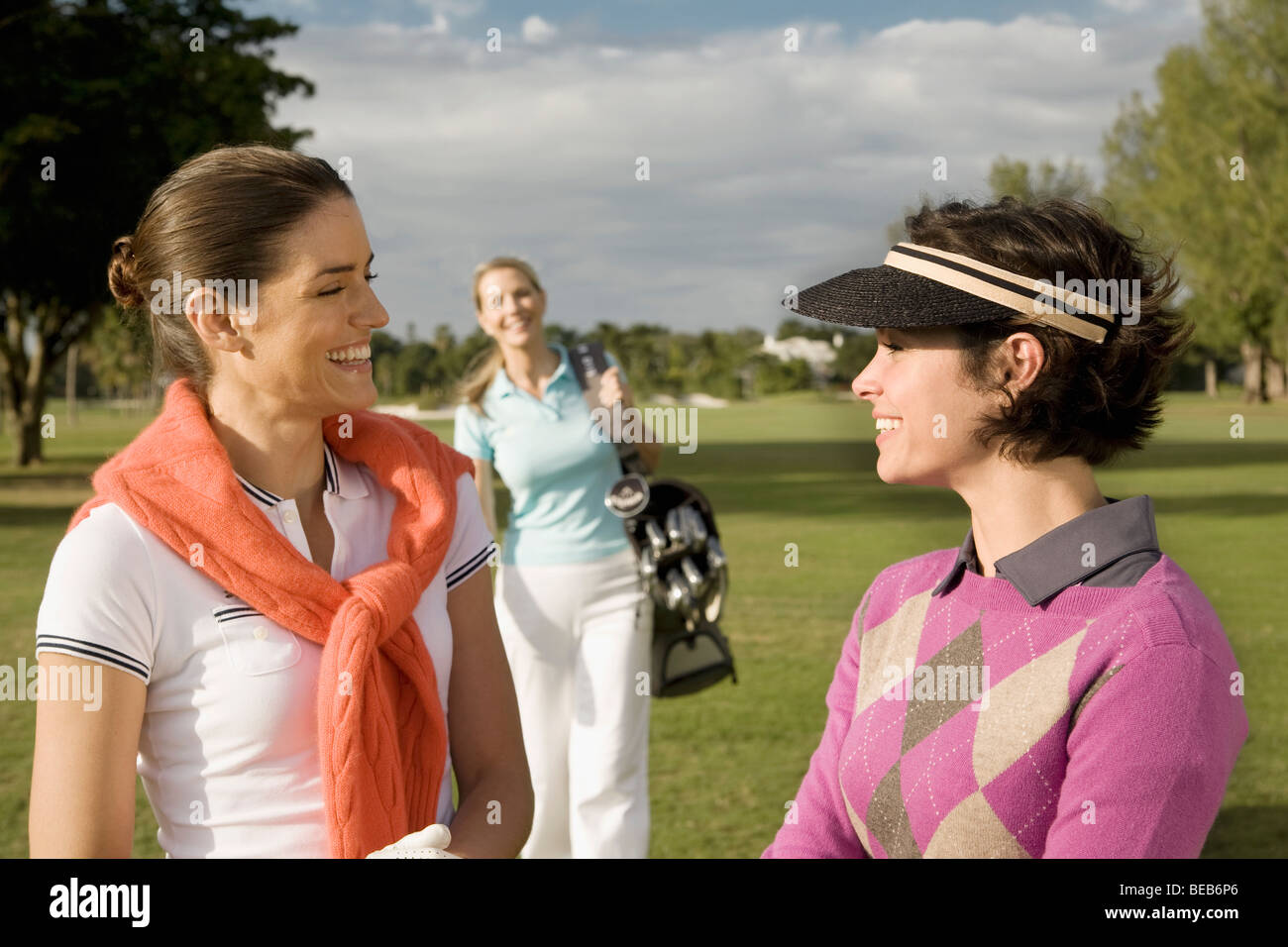 Tre i golfisti in un campo da golf e sorridente, Biltmore Golf, Coral Gables, Florida, Stati Uniti d'America Foto Stock