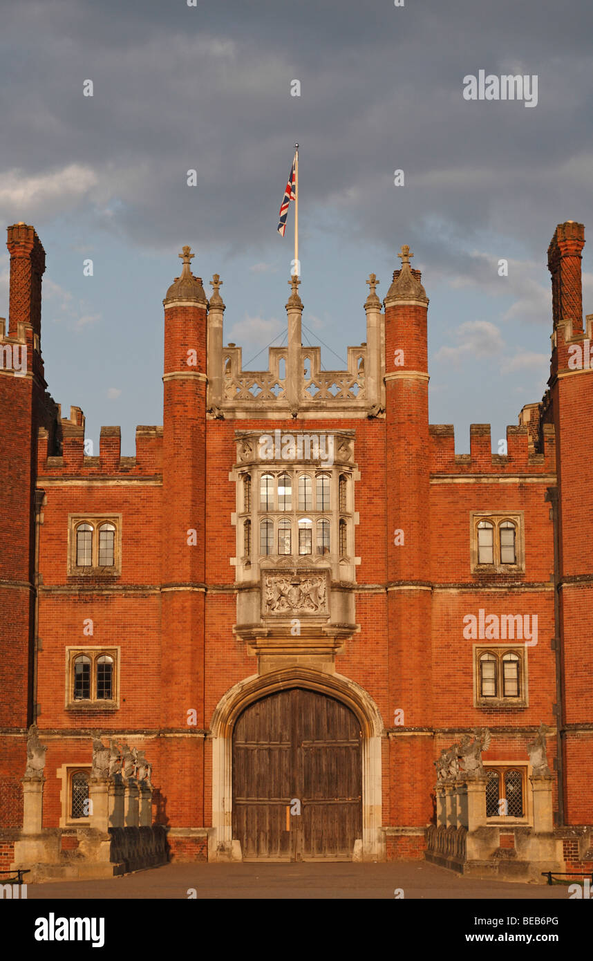 Il sole splende entrata principale a Hampton Court Palace, Surrey, Regno Unito su una bella sera d'estate. Foto Stock