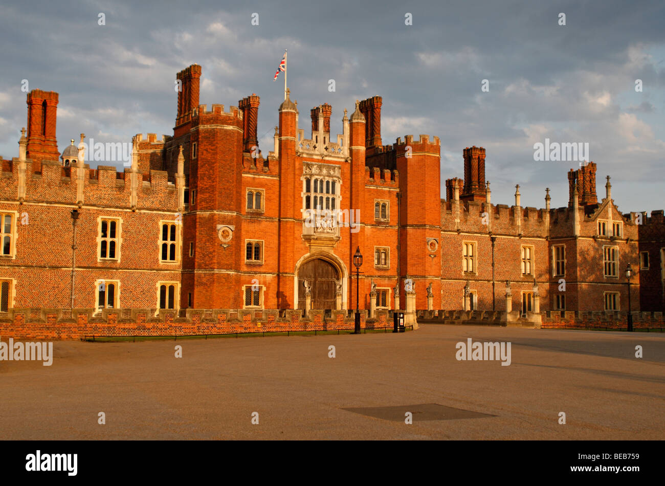 Il sole splende entrata principale a Hampton Court Palace, Surrey, Regno Unito su una bella sera d'estate. Foto Stock