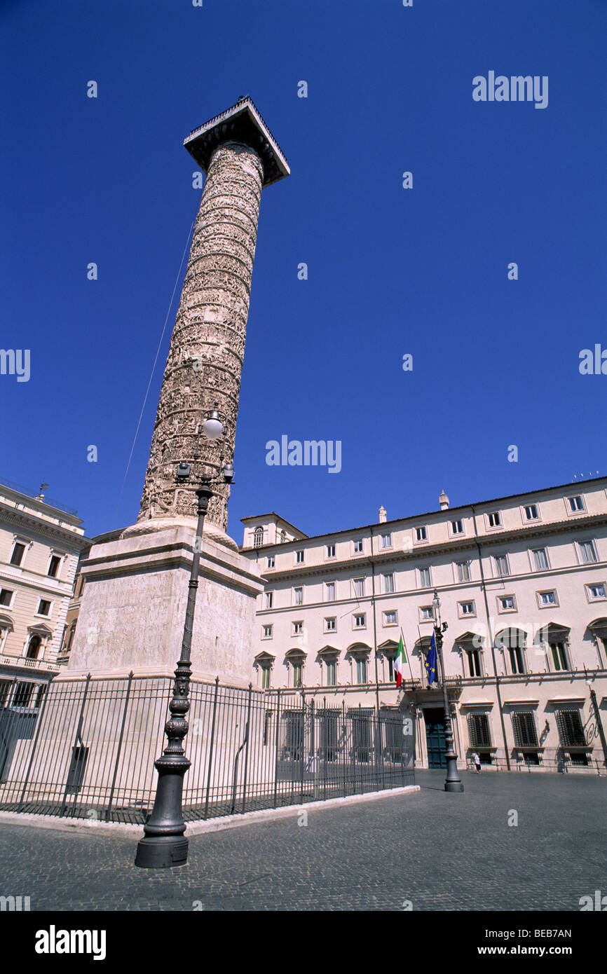 Italia, Roma, Piazza Colonna, Marco Aurelio colonna e palazzo Chigi, sede  del governo italiano Foto stock - Alamy