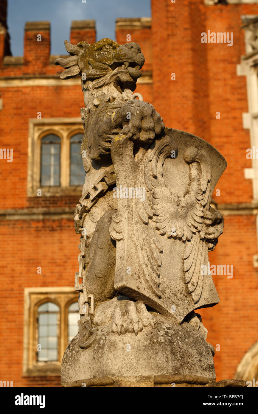Close up di un sole lavato lion statua presso l'ingresso principale a Hampton Court Palace, Surrey, Regno Unito. Foto Stock