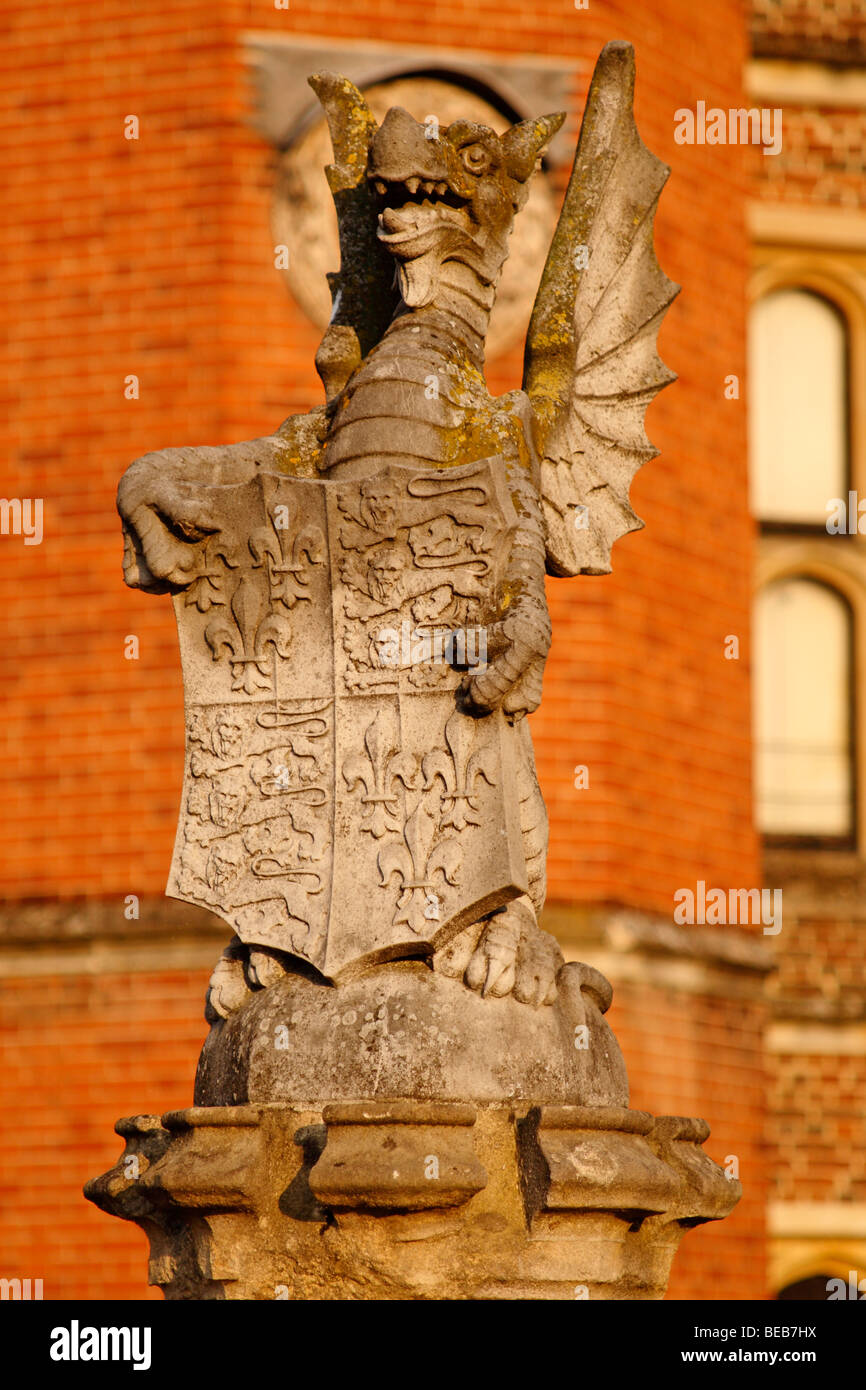 Close up di un sole lavato dragon statua presso l'ingresso principale a Hampton Court Palace, Surrey, Regno Unito. Foto Stock