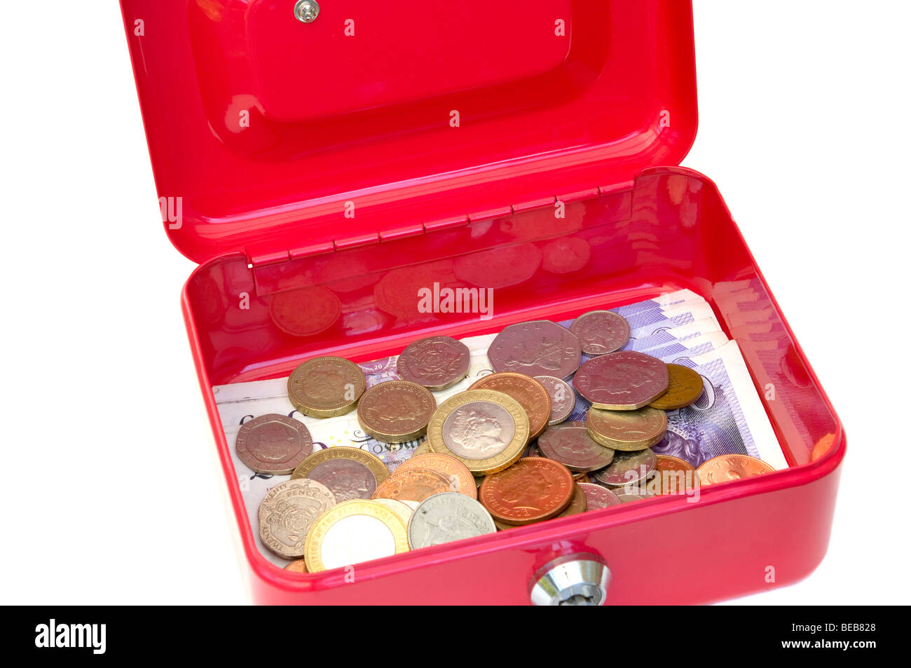 Un metallo rosso bloccabile Petty Cassa contenente British delle monete e delle banconote isolata contro uno sfondo bianco Foto Stock