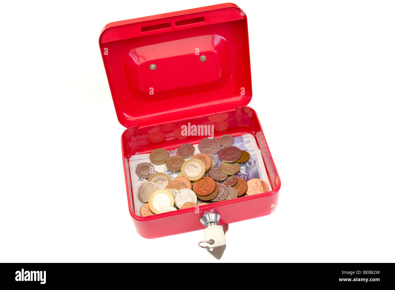 Un metallo rosso bloccabile Petty Cassa contenente British delle monete e delle banconote isolata contro uno sfondo bianco Foto Stock