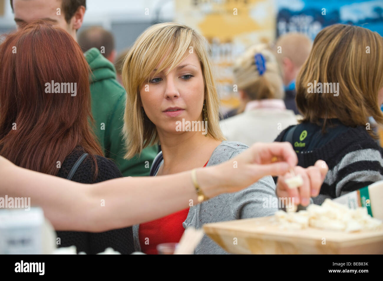Giovani donne formaggio di campionamento presso il Great British Festa del formaggio Cardiff South Wales UK Foto Stock