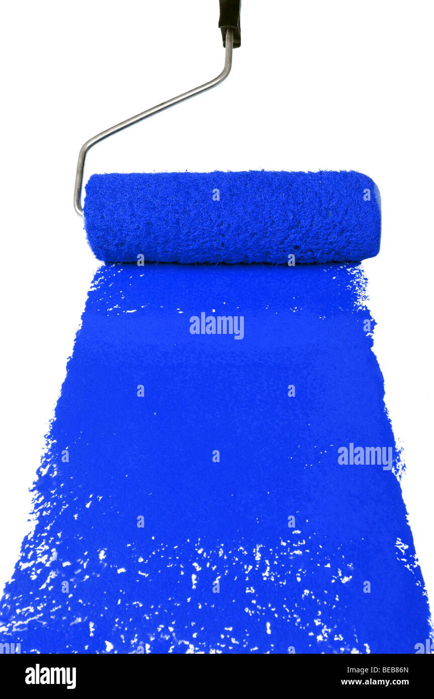 Rullo di verniciatura con vernice blu isolate su sfondo bianco Foto Stock