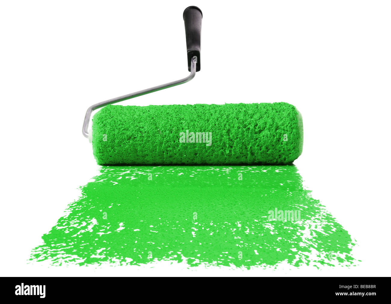 Rullo di verniciatura con vernice verde isolato su sfondo bianco Foto Stock