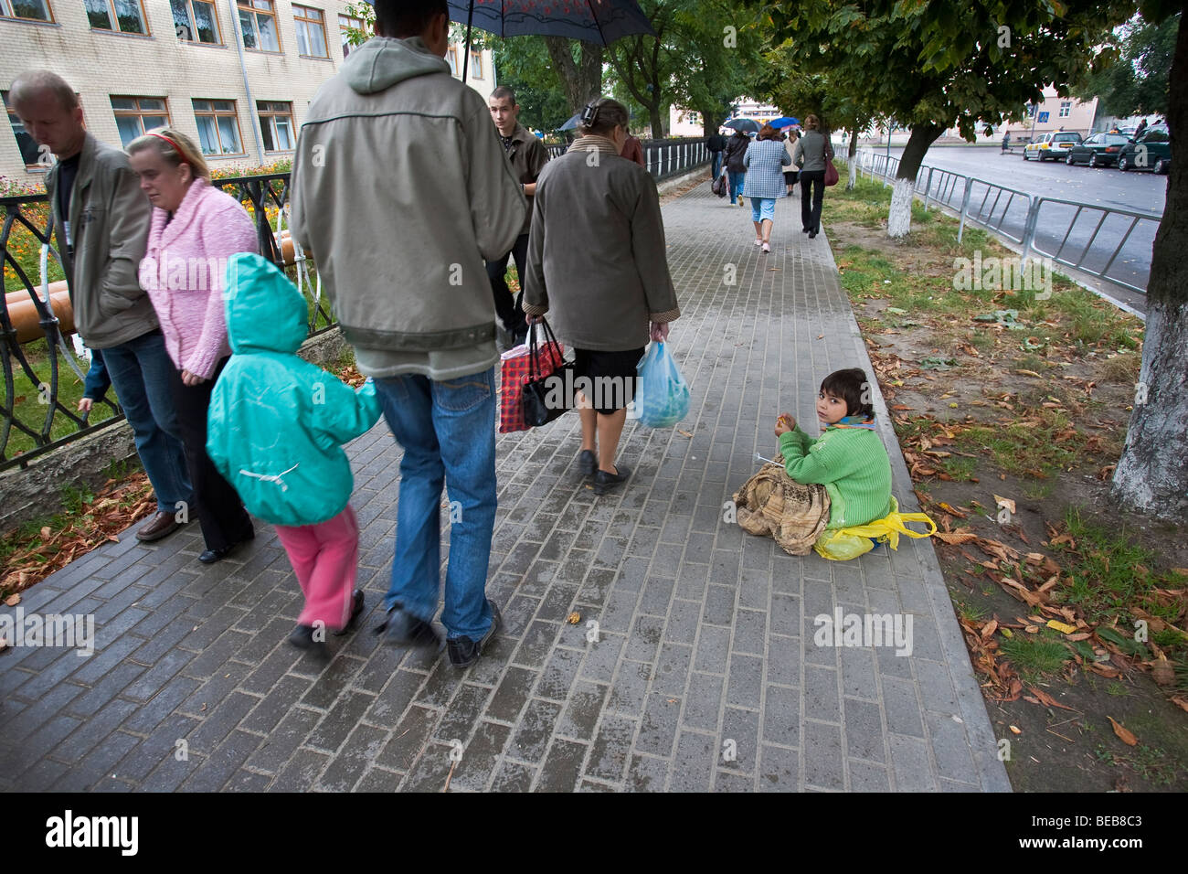 A Roma o gitana, bambino su una strada di Slutsk, una città in Bielorussia Foto Stock