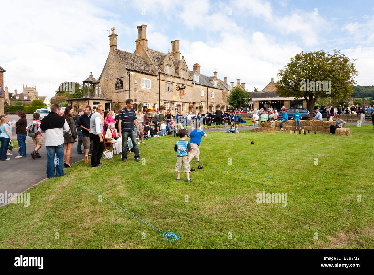 Giocare gli skittles sul verde villaggio il giorno agosto Bank Holiday Lunedi nel villaggio di Cotswold di Willersey, Gloucestershire Regno Unito Foto Stock