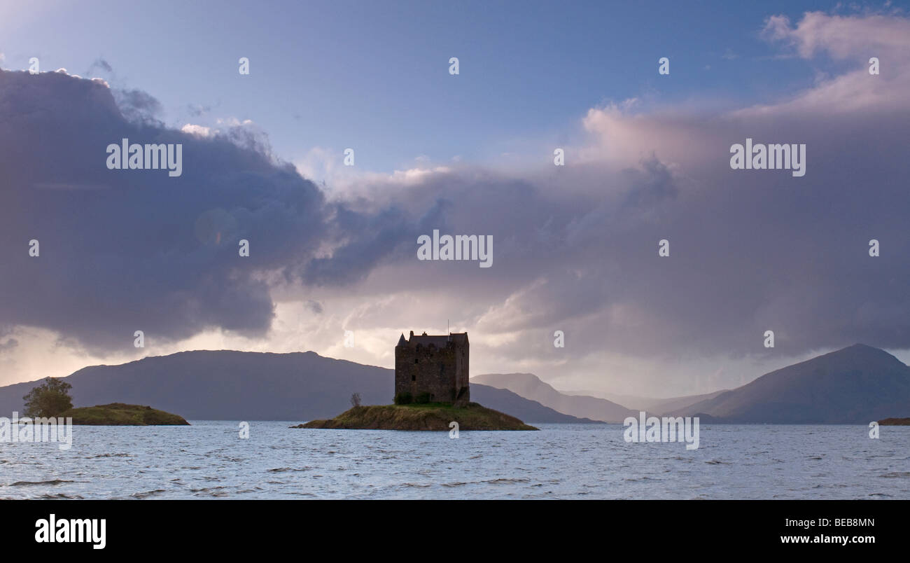Castle Stalker a Appin paese siede sulla sua isola rocciosa piattaforma alla fine del Loch Linnhe, Highland scozzesi. Foto Stock